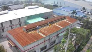 Máy năng lượng mặt trời lắp đặt mái nhà cũ được không?